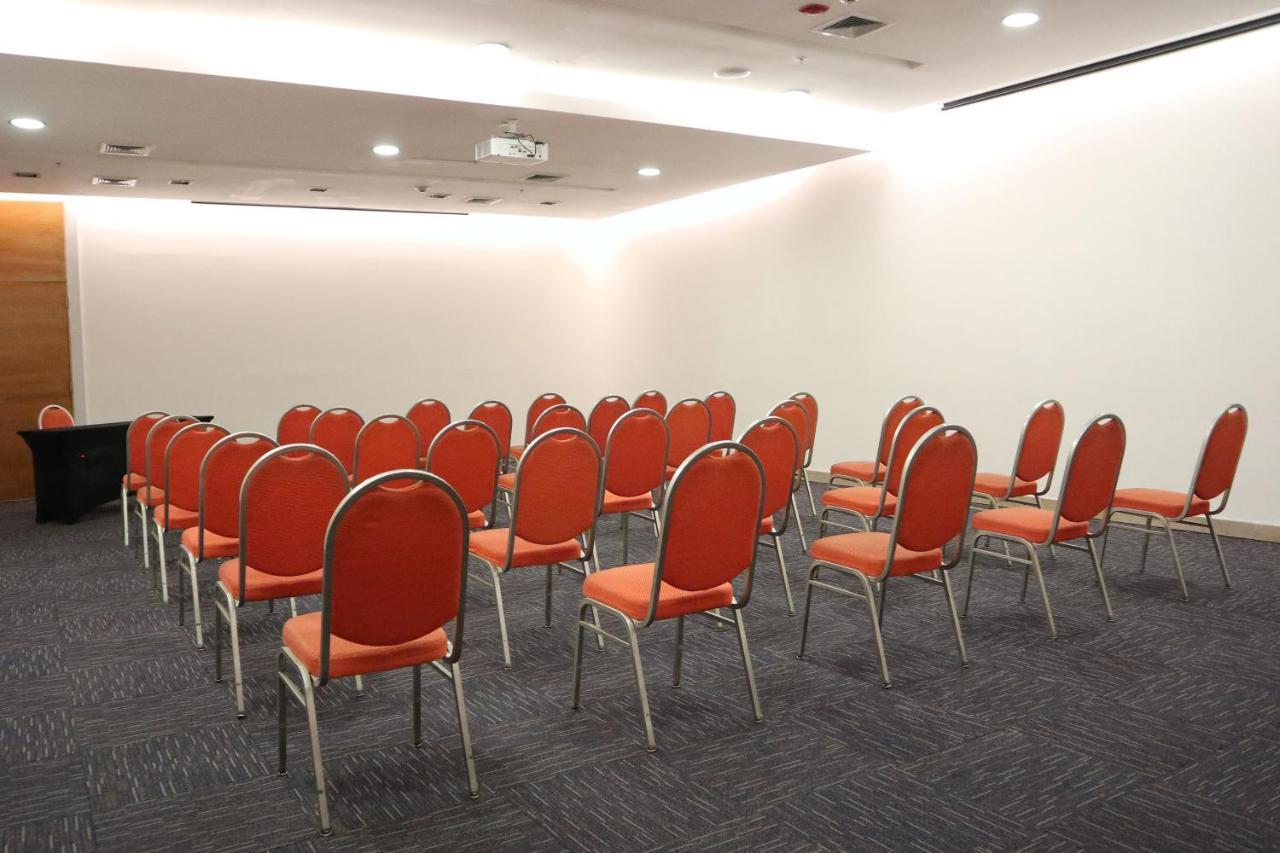 فندق Wyndham Concepcion Pettra المظهر الخارجي الصورة A typical meeting room