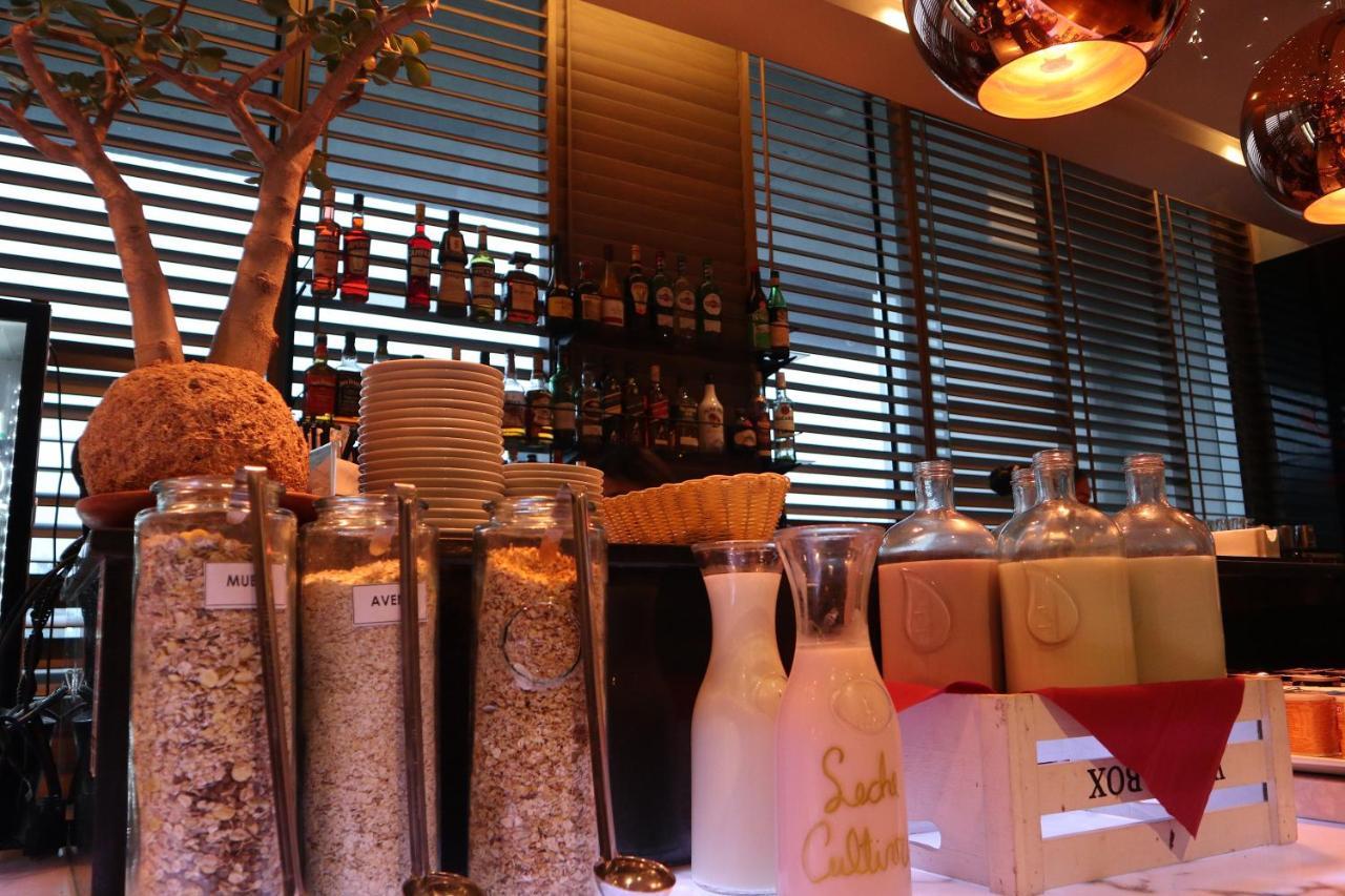 فندق Wyndham Concepcion Pettra المظهر الخارجي الصورة A bar in a restaurant