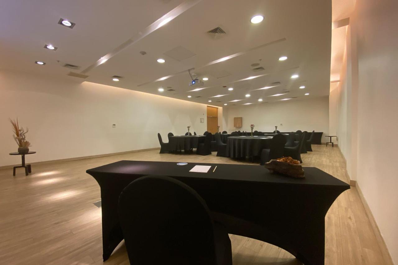 فندق Wyndham Concepcion Pettra المظهر الخارجي الصورة The interior of the meeting room