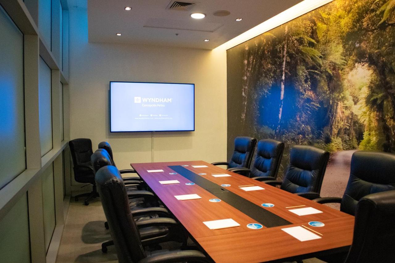 فندق Wyndham Concepcion Pettra المظهر الخارجي الصورة A meeting room at the headquarters of the National Oceanic and Atmospheric Administration