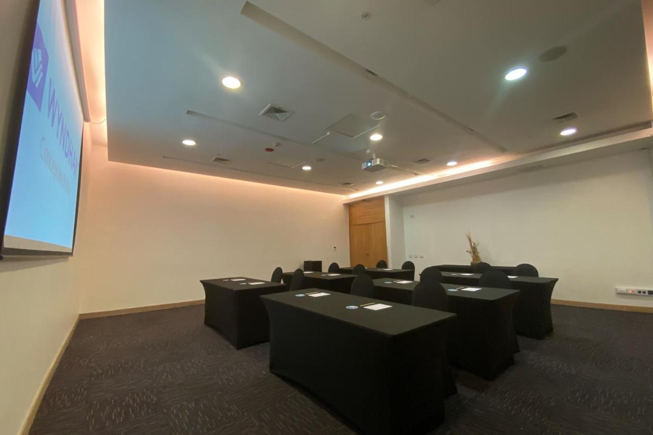 فندق Wyndham Concepcion Pettra المظهر الخارجي الصورة A meeting room at the National University of Singapore